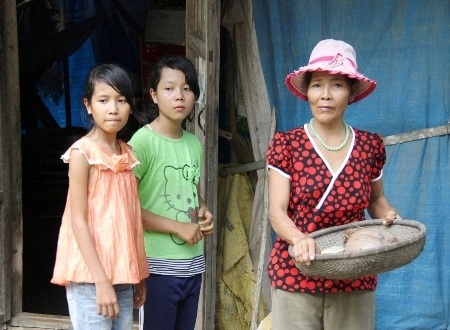 3 mẹ con bám trụ trong Đền và lặn lội kiếm cơm từng ngày.