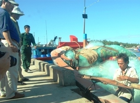 Hai tàu cá bị tấn công ở ngư trường Hoàng Sa - 1 Cơ quan chức năng đang xác minh thiệt hại trên tàu cá QNg 90226-TS.