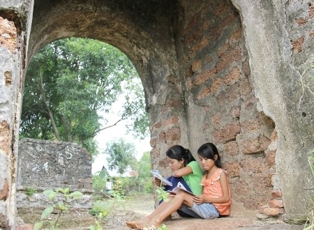 Góc học tâm của 2 cháu Dung và Hạnh dưới cổng vòm vào đền.