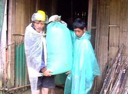 Đất sụt lún bất ngờ, 14 hộ dân phải di dời khẩn cấp - 2 Hỗ trợ người dân di dời đồ đạc và nhà cửa đến nơi ở khác.