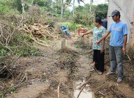 Người dân vô cùng phẫn nộ khi đơn vị thi công san ủi cây cối lẫn mồ mả.