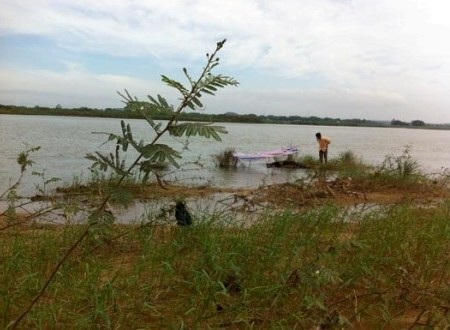 Vị trí phát hiện xác chết của một nam thanh niên chừng 30 tuổi trên sông Trà Khúc.