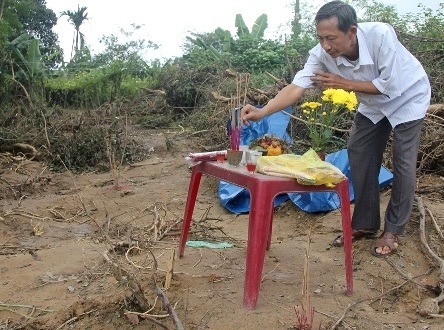 Ông Ngọc cùng nhiều hộ dân khác lập bàn thờ gần vị trí ngôi mộ khấn vái tổ tiên.