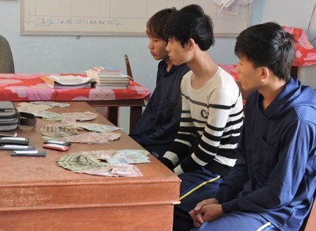 3 đối tượng bị bắt cùng tang vật tại cơ quan điều tra.