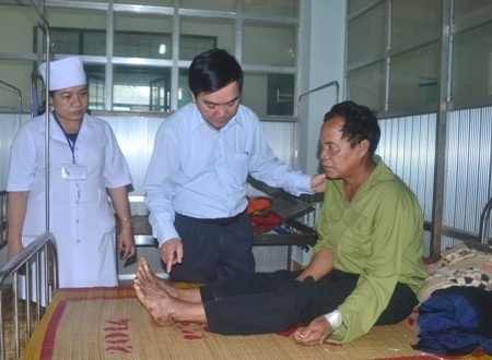 Bác sĩ Nguyễn Tấn Đức (giữa) đến thăm trực tiếp bệnh nhân Triên tại Trung tâm Y tế huyện Ba Tơ.
