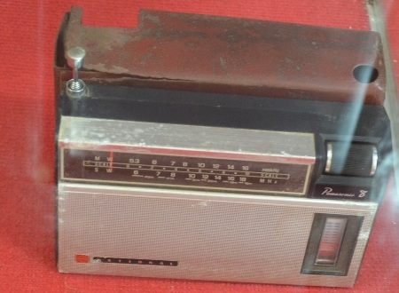Hồi tưởng ký ức qua từng kỷ vật kháng chiến - 20 Chiếc radio của ông Bùi Thanh Hồng thuộc Ban Giao vận huyện Mộ Đức.