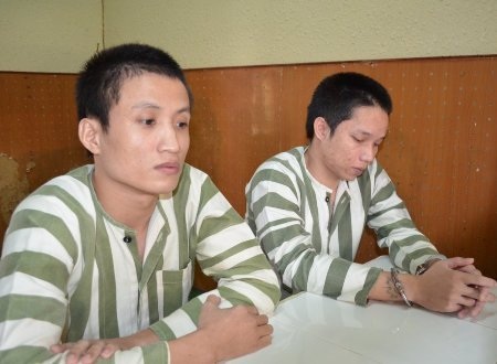 Hai đối tượng cướp giật bị 2 chị em Nở và Lan vây bắt đang giam giữ tại cơ quan điều tra.