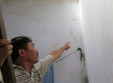 Tường nhà ông Hương bị nứt toạc, nguy cơ đổ sập là điều khó tránh khỏi.