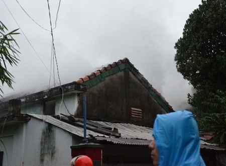 Khói lửa bốc lên từ nóc nhà.