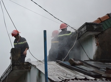 Lực lượng PCCC nỗ lực đưa vòi nước lên nóc nhà.