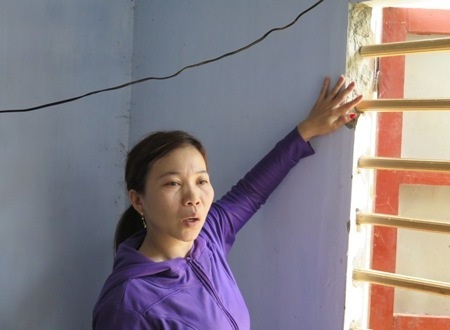 Mảng cửa sổ nhà chị Kiều bị nứt và rơi phần xi măng trên căn nhà mới xây khoảng 3 năm nay.