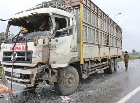 Xe tải đối đầu xe khách làm 16 người bị thương nặng.