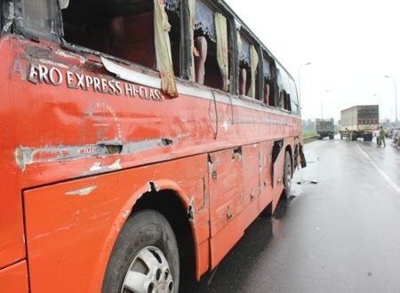 Phần kính xe khách bị vỡ nát.