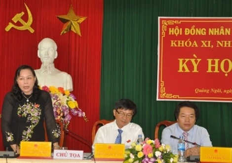 Đại biểu Trương Thị Xuân Hồng (đứng) có số phiếu tín nhiệm cao nhất tại kỳ họp thứ 14 khóa XI.