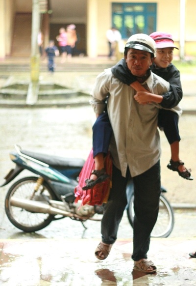 Ông Huynh cõng Hiệp đến trường đều đặn mỗi ngày.