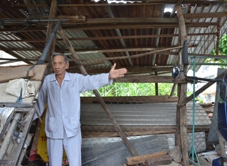 Phiên tòa bất thường vụ kiện Chủ tịch UBND TP Quảng Ngãi - 1 Mặc dù gần 80 tuổi nhưng ông Triêm vẫn còn minh mẫn chỉ vị trí bị người hàng xóm lấn chiếm đất.