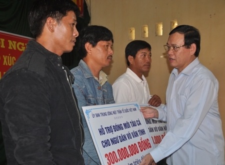 Ông Vũ Trọng Kim trao tiền hỗ trợ cho ngư dân Bình Sơn.