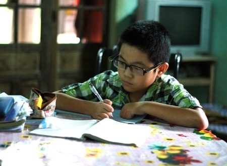 Đôi tay Hiệp không còn lành lặn nhưng em vẫn viết chữ và vẽ bình thường.