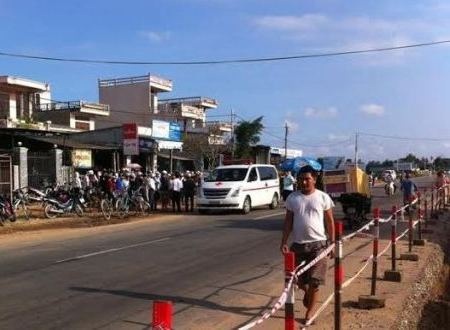 Ô tô tông 2 nữ sinh thương vong rồi bỏ chạy - 1 Đường hẹp do đang thi công mở rộng QL1A là nguyên nhân gây ra nhiều vụ tai nạn thương tâm.