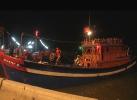 Cứu 7 ngư dân gặp nguy trên biển Hoàng Sa - 1 5 trong số 7 ngư dân Bình Định được ngư dân Quảng Ngãi đưa về cảnh Sa Kỳ vào rạng sáng hôm nay.