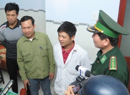 Các thuyền viên kể lại sau giây phút được cứu sống trong đêm do sóng đánh chìm tàu.