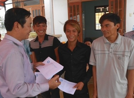 Ông Phan Huy Hoàng trực tiếp trao tiền hỗ trợ đến các trường hợp bị nạn trên vùng biển Hoàng Sa.