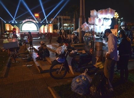 Dịch vụ hàng ăn bủa vây khu vực Quảng trường tỉnh trước giờ G chuyển giao qua năm mới.