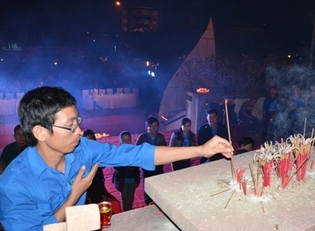 Quảng Ngãi: Tuổi trẻ dâng hương tưởng nhớ liệt sĩ đã xả thân vì Tổ quốc - 4 Cựu chiến binh xúc động khi dâng hương đồng đội năm xưa.