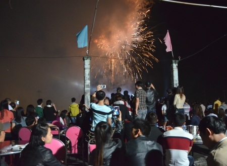 Pháo hoa rộn ràng chào đón năm mới Ất Mùi - 41 Người dân ghi lại khoảnh khắc pháo hoa trong đêm giao thừa chào đón năm Ất Mùi 2015.