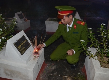 Quảng Ngãi: Tuổi trẻ dâng hương tưởng nhớ liệt sĩ đã xả thân vì Tổ quốc - 5 Cựu chiến binh xúc động khi dâng hương đồng đội năm xưa.