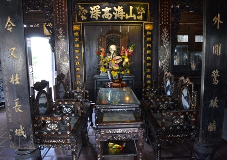 Bàn thờ ở khu vực phòng khách.