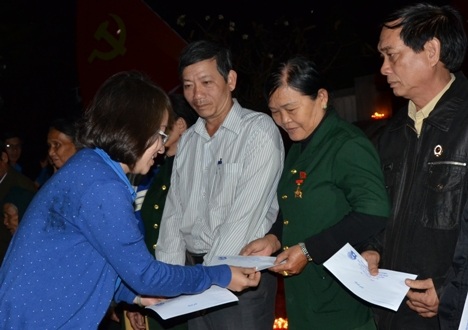 Quảng Ngãi: Tuổi trẻ dâng hương tưởng nhớ liệt sĩ đã xả thân vì Tổ quốc - 2 Bí thư Tỉnh đoàn Quảng Ngãi tặng quà Tết đến các cựu chiến binh và cựu thanh niên xung phong.