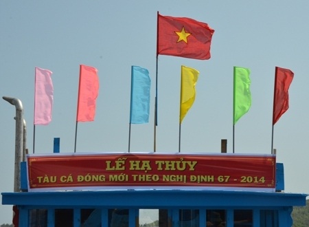 Hạ thủy con tàu đầu tiên của "Nghị định 67" - 3 Cờ Tổ quốc tung bay trên con tàu vừa đóng mới chào đón xuân Ất Mùi 2015.
