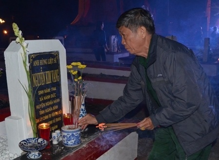 Quảng Ngãi: Tuổi trẻ dâng hương tưởng nhớ liệt sĩ đã xả thân vì Tổ quốc - 3 Cựu chiến binh xúc động khi dâng hương đồng đội năm xưa.