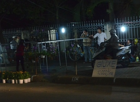 Dịch vụ giữ xe mọc lên sau khi hoa tàn.