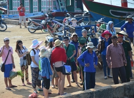 Đảo Lý Sơn chào đón hơn 3.000 du khách tới ăn Tết - 6 Du khách chờ tàu đi qua đảo Bé.