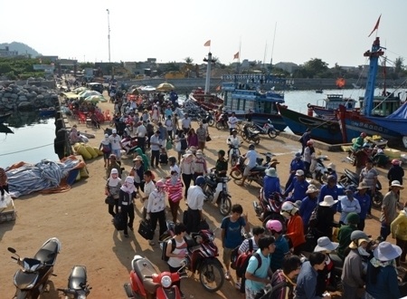 Đảo Lý Sơn chào đón hơn 3.000 du khách tới ăn Tết - 1 Hàng ngàn người nối nhau ra, vào đảo Lý Sơn.