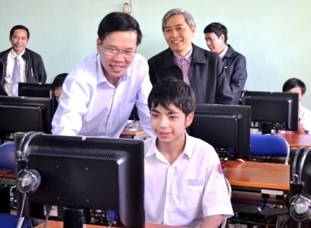 Học sinh trường THCS Nguyễn Chánh vui mừng đón nhận 21 máy tính trước thềm Tết nguyên đán 2015.