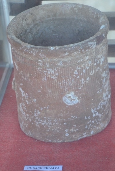Hủ gốm Chămpa 2.