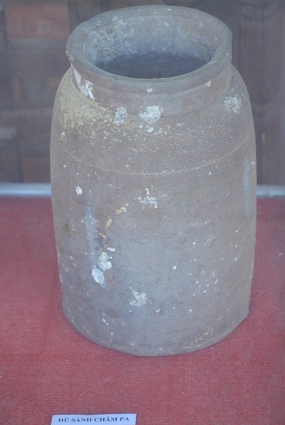 Hủ gốm Chămpa 2.