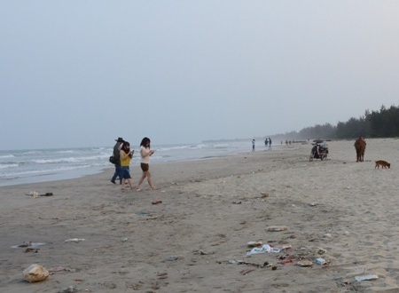 Đi chơi Tết, 3 học sinh chết đuối thương tâm - 1 Khu vực bãi biển Mỹ Khê vắng người tiềm ẩn nhiều nguy cơ chết đuối nước.