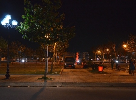 Khu vực pháo hoa được bảo vệ và chờ khai hỏa.