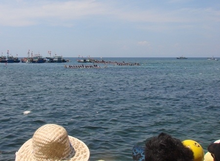 Lễ hội đua thuyền là ngày hội đông vui nhất ở đảo Lý Sơn.