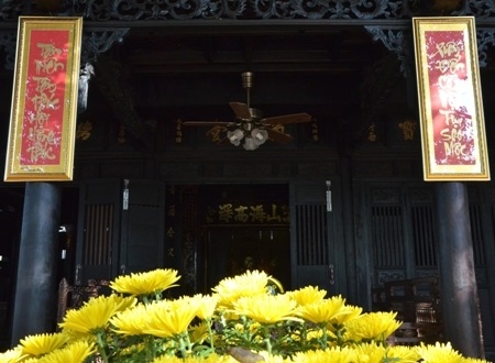 Mái hiên gian nhà trước.