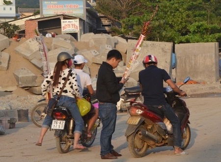 Mang xuân từ đất liền về đảo Lý Sơn.