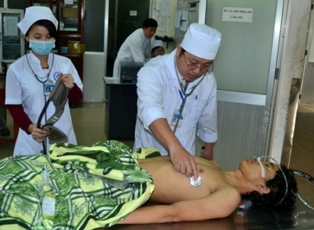 Xe cấp cứu “bắt khách”, tông xe tải khiến 7 người trọng thương - 2 Một nạn nhân đang được theo dõi tại Bệnh viện ĐK Quảng Ngãi.