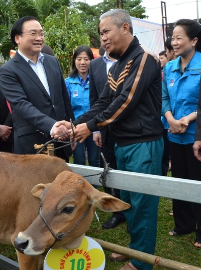 Người dân phấn khởi đón nhận món quà lớn từ Phó Thủ tướng Hoàng Trung Hải (bên trái).
