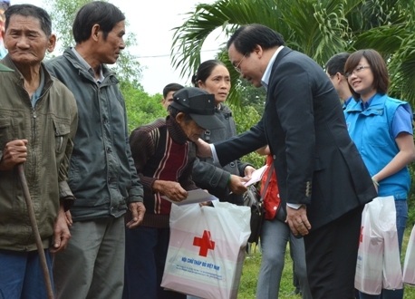 Phó Thủ tướng Hoàng Trung Hải tặng quà cho người nghèo.