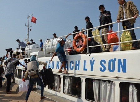 Tàu cập cảng Lý Sơn đưa hàng ngàn con em quê hương Hải đội Hoàng Sa về đất tổ bình an.