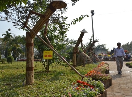 "Ngôn ngữ" vườn hoa xuân qua 25 tiểu cảnh - 15 Tiểu cảnh Lao động lần đầu tiên thể hiện trong vườn hoa xuân.